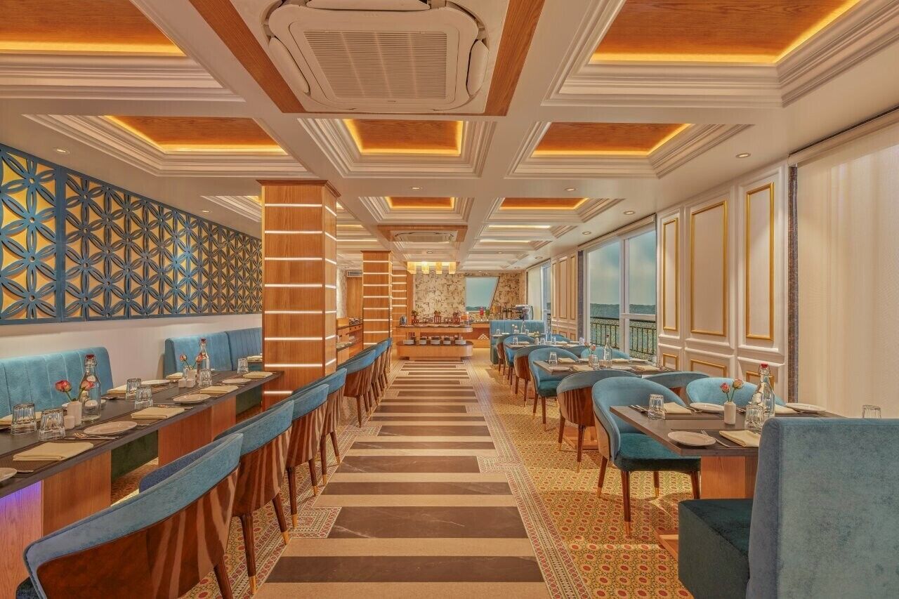 Breakfast, lunch and dinner served