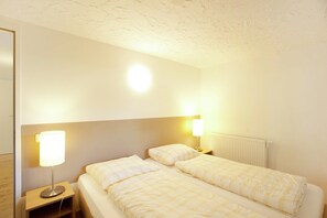 7 Schlafzimmer, individuell eingerichtet, Bettwäsche