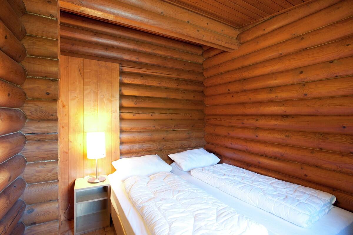 7 bedrooms, individually furnished, bed sheets