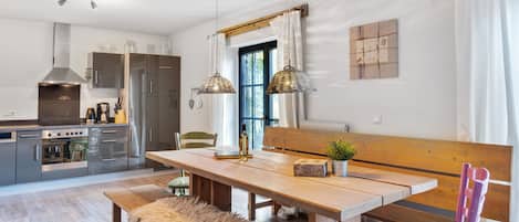 Comfort Chalet, 2 Bedrooms | Dining
