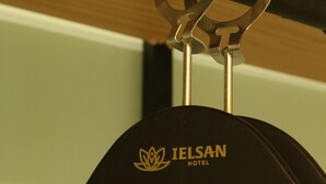 Un perchero negro con el logotipo del Hotel Ielsan.