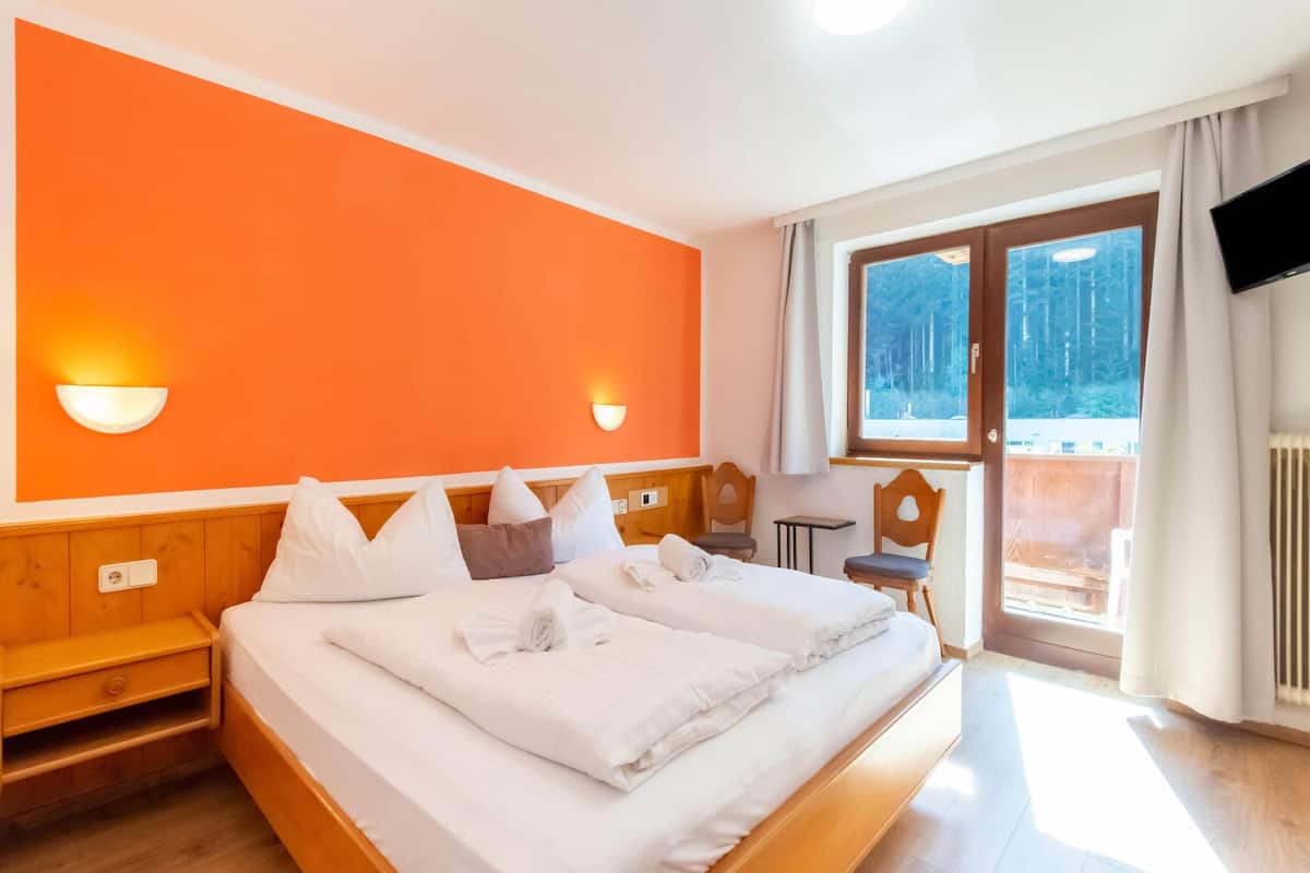 8 bedrooms, iron/ironing board, bed sheets