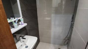 Căn hộ, 2 phòng ngủ, hút thuốc, ban công | Phòng tắm | Giấy vệ sinh