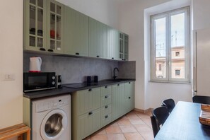 Kühlschrank, Mikrowelle, Herdplatte, Geschirrspüler