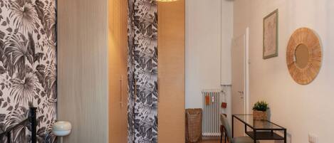 1 dormitorio, tabla de planchar con plancha, wifi y ropa de cama