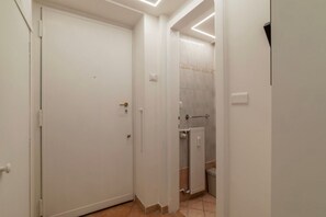 Douche, sèche-cheveux, serviettes fournies