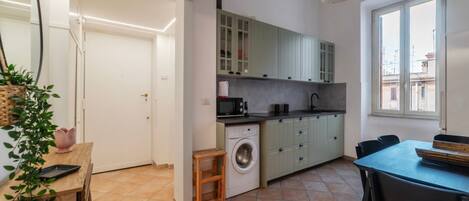 Een koelkast, een microgolfoven, een kookplaat, een vaatwasser