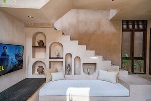 Villa – junior, bassengutsikt | Oppholdsområde | En 55-tommers smart-TV med digitale kanaler samt Netflix