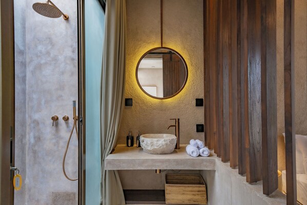 Junior-Villa, Poolblick | Badezimmer | Dusche, Regendusche, kostenlose Toilettenartikel, Haartrockner