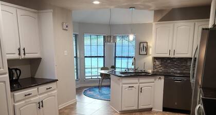 Cozy Home with Private Tennis Court