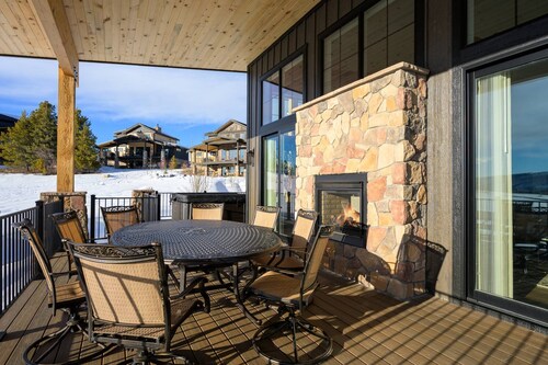 Breathtaking Mountain Manor, Huge Deck w/ Hot Tub, Everything High End and New, 1 Mile to Ski Slopes