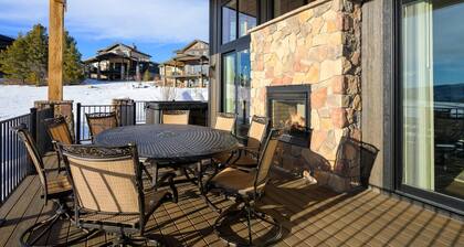Breathtaking Mountain Manor, Huge Deck w/ Hot Tub, Everything High End and New, 1 Mile to Ski Slopes