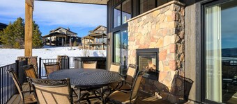 Breathtaking Mountain Manor, Huge Deck w/ Hot Tub, Everything High End and New, 1 Mile to Ski Slopes