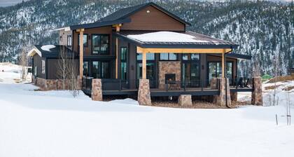 Breathtaking Mountain Manor, Huge Deck w/ Hot Tub, Everything High End and New, 1 Mile to Ski Slopes