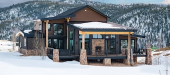 Breathtaking Mountain Manor, Huge Deck w/ Hot Tub, Everything High End and New, 1 Mile to Ski Slopes