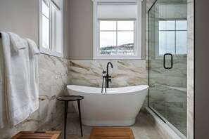 Dusche, Haartrockner, Bidet, Handtücher