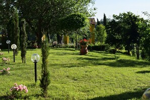 Garden - Restful Farmhouse Near Forest in Vinci With Pool (Vinci)