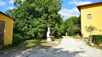 Elite House, 2 Bedrooms | Property grounds