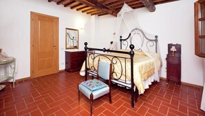 7 bedrooms, individually furnished, bed sheets - Restful Farmhouse Near Forest in Vinci With Pool (Vinci)