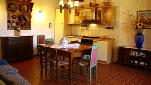 Private kitchen | Oven - Restful Farmhouse Near Forest in Vinci With Pool (Vinci)
