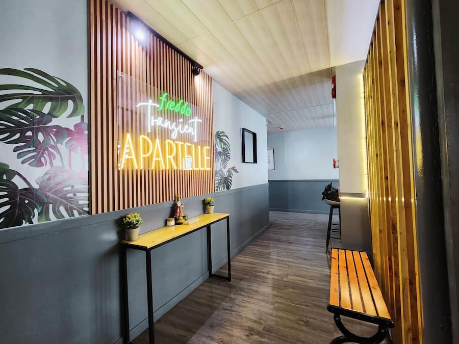 Área de estar no saguão