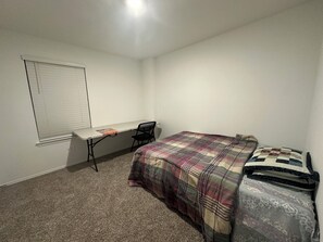 1 slaapkamer, een strijkplank/strijkijzer, wifi