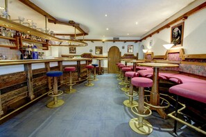 Classic Apartment, 3 Bedrooms | Reception