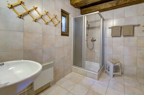 Deluxe appartement, 2 slaapkamers | Badkamer | Een douche