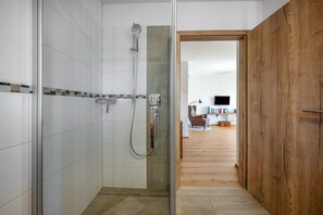 Ducha, secador de pelo y toallas