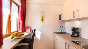 Kühlschrank, Mikrowelle, Herdplatte, Wasserkocher mit Kaffee-/Teezubehör