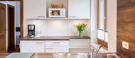 Frigorifero, microonde, piano cottura, lavastoviglie