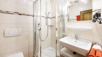 Dusche, Haartrockner, Handtücher