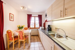 Frigorifero, microonde, piano cottura, lavastoviglie