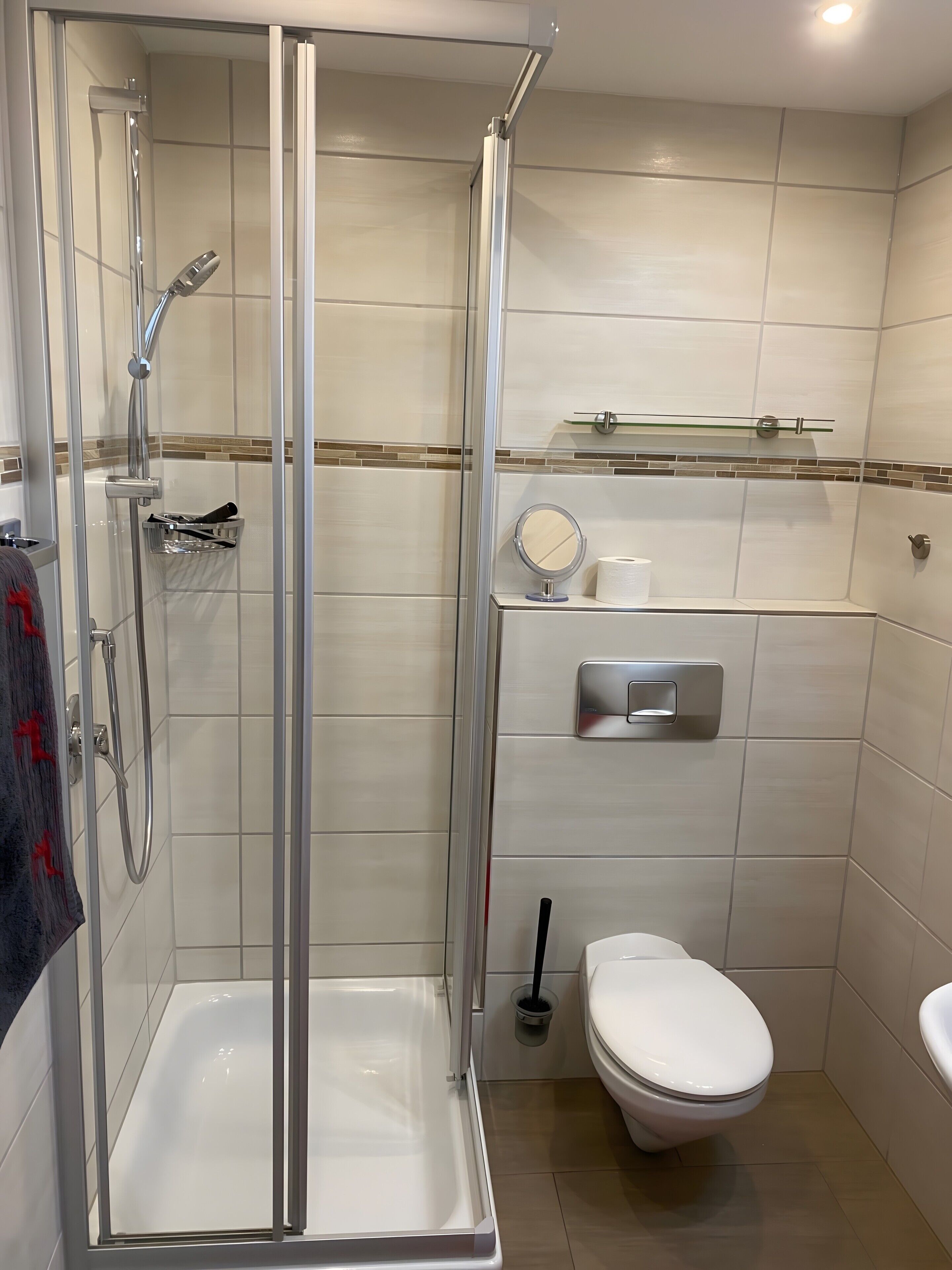 Douche, sèche-cheveux, serviettes fournies