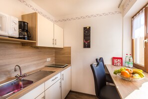 Fridge, stovetop, coffee/tea maker, electric kettle