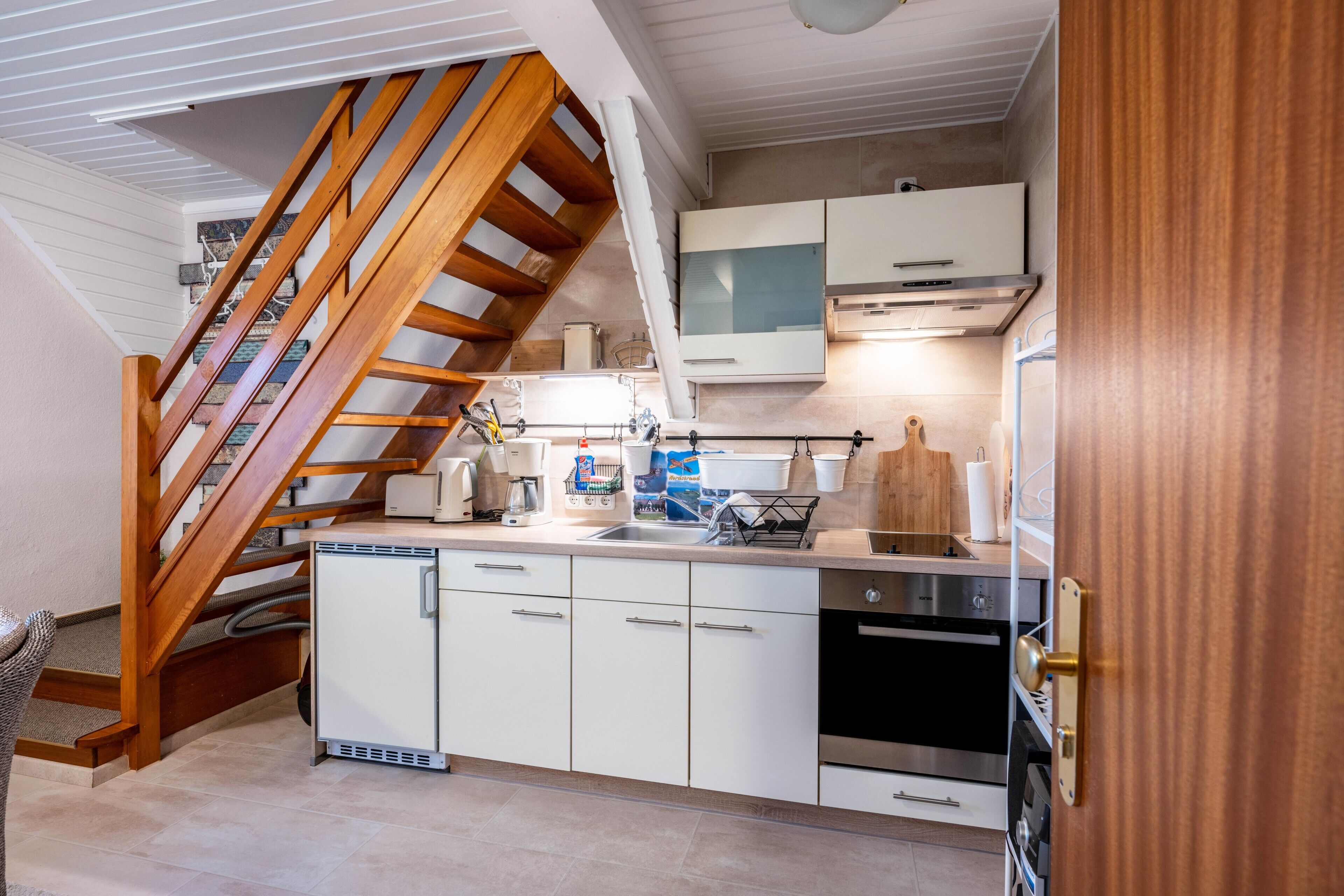 Kühlschrank, Ofen, Herdplatte, Wasserkocher mit Kaffee-/Teezubehör