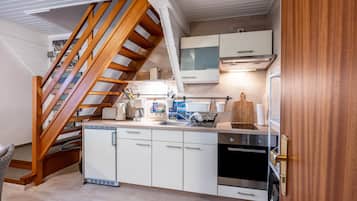 Kühlschrank, Ofen, Herdplatte, Wasserkocher mit Kaffee-/Teezubehör