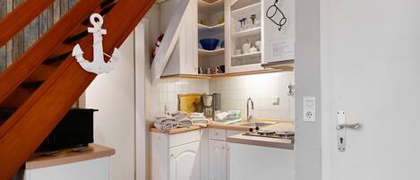 Réfrigérateur, four à micro-ondes, surface de cuisson, cafetiÚre-théiÚre