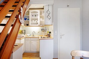 Réfrigérateur, micro-ondes, plaque de cuisson, cafetière/bouilloire