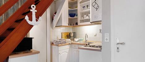 Jääkaappi, mikroaaltouuni, liesi, kahvin-/teenkeitin