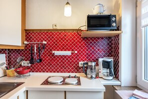Fridge, microwave, stovetop, coffee/tea maker