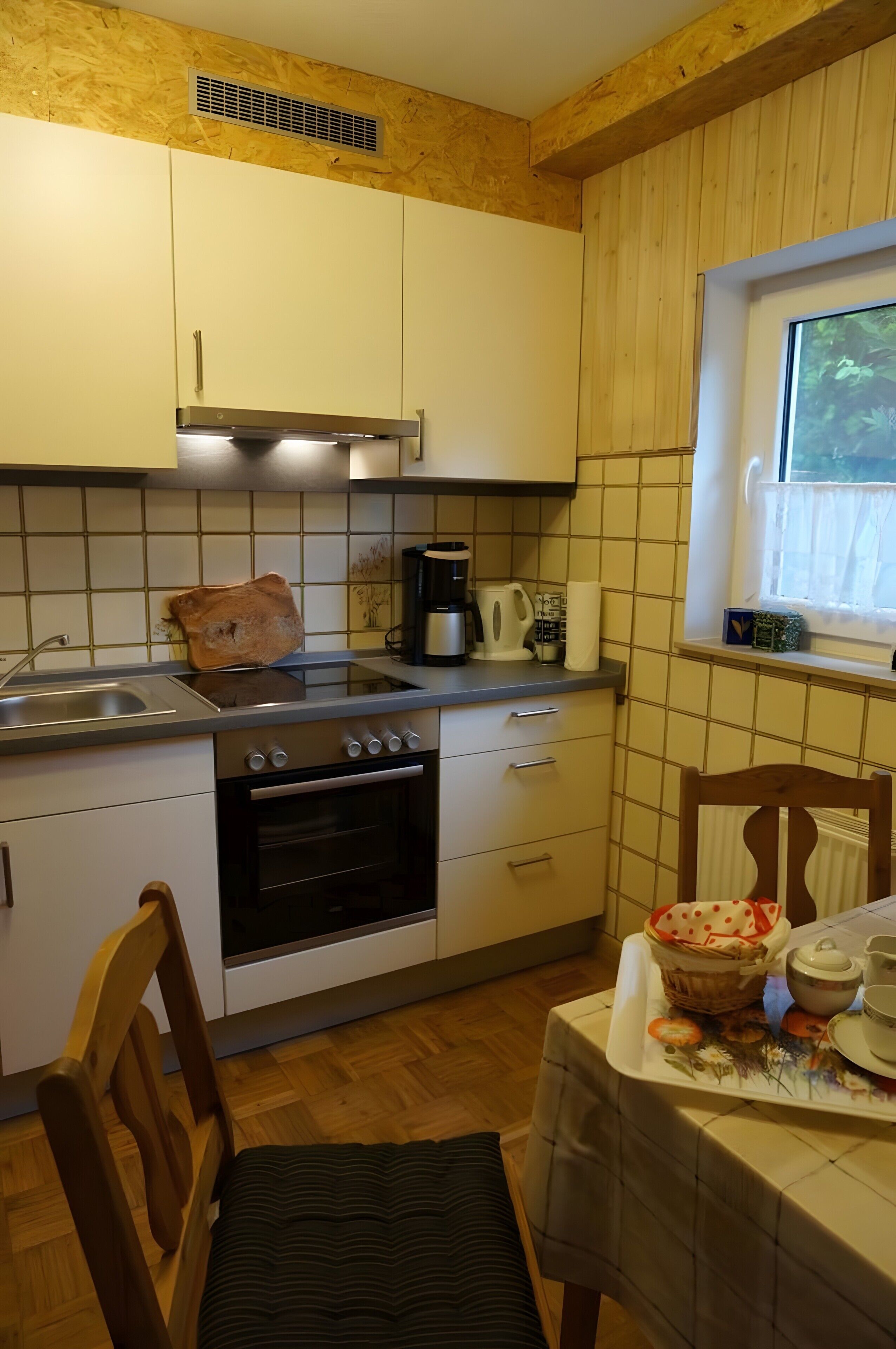 Kaffetrakter/tekoker, kjøleskap, mikrobølgeovn og ovn