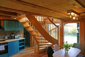 Casa Deluxe, 2 habitaciones | Cocina privada | Frigorífico, microondas, horno y cafetera o tetera