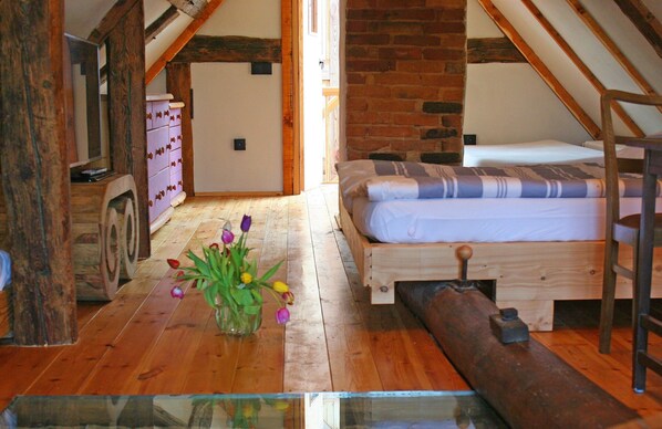 6 kamar tidur dan dilengkapi dengan perabotan berbeda-beda