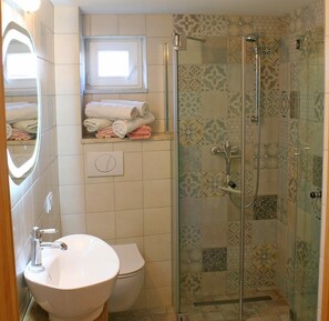 Comfort House, 2 Bedrooms | Bathroom | Shower - Holiday Home Monke's Kate Near Seabeach (Monkebude)