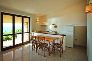 Classic House, 3 Bedrooms | Private kitchen | Fridge