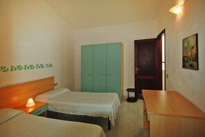 5 habitaciones, muebles diferentes y ropa de cama