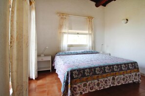 5 quartos, individualmente mobiliados, roupa de cama