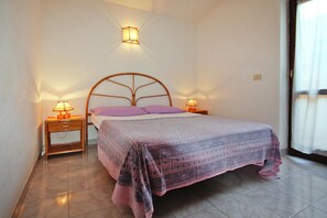 Deluxe House, 2 Bedrooms | 5 bedrooms, individually furnished, bed sheets