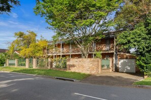 Exterior - Spacious Affordable 7B3B 2Living/Pool/Yard/Mall (Robertson)